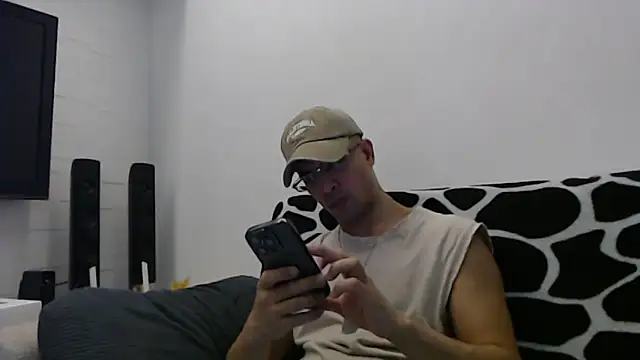 Snapshot of SebastianReiss chatting on October 20, 2025, 7:03 pm SebastianReiss online show from October 20, 2025, 7:03 pm