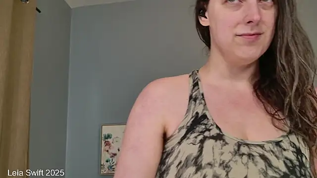 Snapshot of LeiaSwift chatting on February 8, 2025, 7:49 pm LeiaSwift online show from February 8, 2025, 7:49 pm