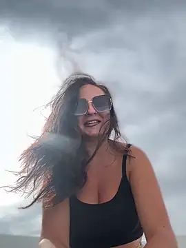 Snapshot of itsCassie chatting on October 20, 2025, 1:00 pm itsCassie online show from October 20, 2025, 1:00 pm