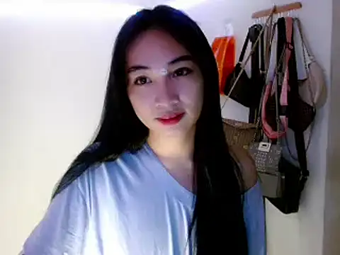 Snapshot of SweetLilly_18 chatting on March 10, 2025, 12:51 am SweetLilly 18 online show from March 10, 2025, 12:51 am