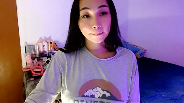 Snapshot of SweetLilly_18 chatting on October 12, 2025, 2:10 am SweetLilly 18 online show from October 12, 2025, 2:10 am