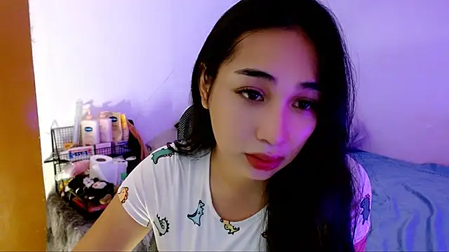 Snapshot of SweetLilly_18 chatting on November 5, 2025, 2:33 am SweetLilly 18 online show from November 5, 2025, 2:33 am