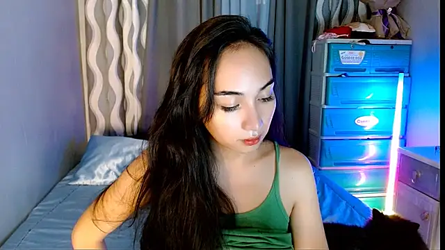 Snapshot of SweetLilly_18 chatting on June 19, 2026, 7:23 am SweetLilly 18 online show from June 19, 2026, 7:23 am