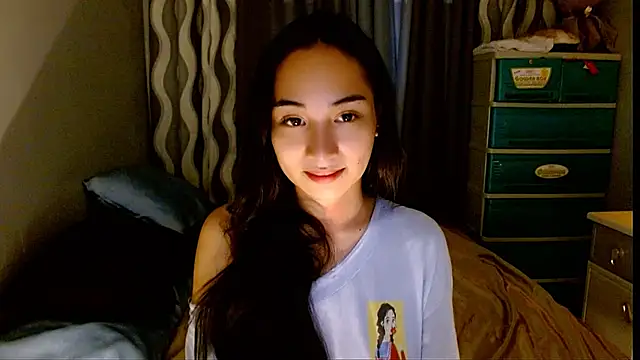 Snapshot of SweetLilly_18 chatting on June 29, 2026, 7:03 am SweetLilly 18 online show from June 29, 2026, 7:03 am