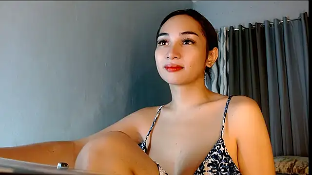 Snapshot of SweetLilly_18 chatting on July 13, 2026, 4:04 am SweetLilly 18 online show from July 13, 2026, 4:04 am