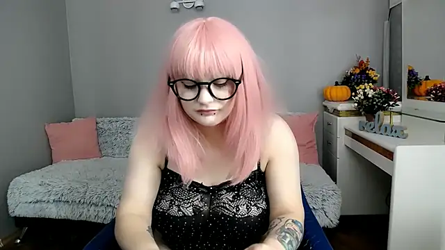 Estheri online show from November 17, 2025, 7:03 am