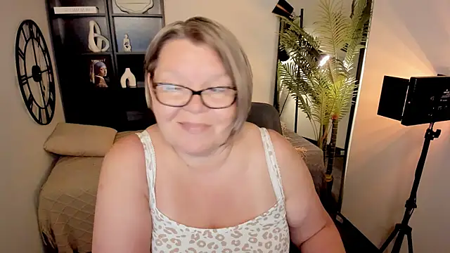 Snapshot of Shannonshine chatting on July 20, 2026, 1:57 pm Shannonshine online show from July 20, 2026, 1:57 pm