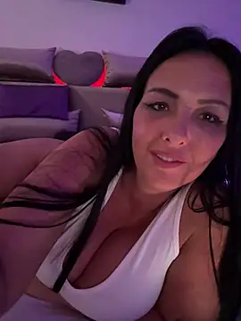 Snapshot of TiffanyRoxx chatting on February 21, 2025, 11:33 am TiffanyRoxx online show from February 21, 2025, 11:33 am