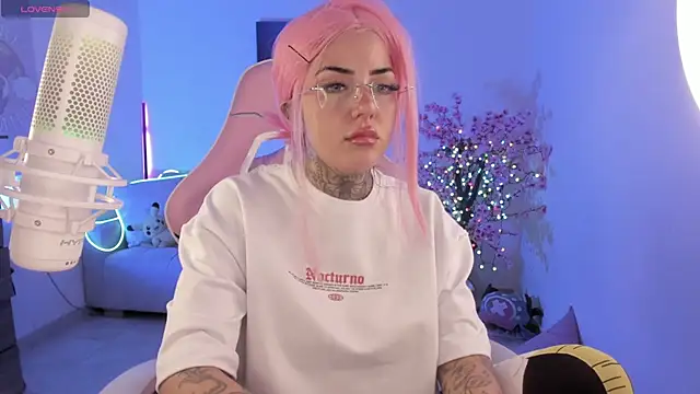 cute catlyn online show from April 17, 2026, 3:15 pm