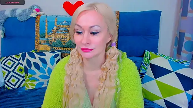 Snapshot of EllenMoore chatting on January 13, 2025, 5:44 am EllenMoore online show from January 13, 2025, 5:44 am