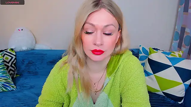 EllenMoore online show from March 18, 2026, 3:09 am