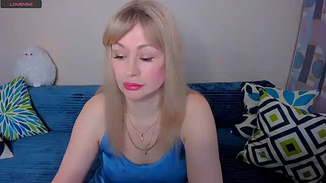 EllenMoore online show from April 19, 2026, 3:06 am