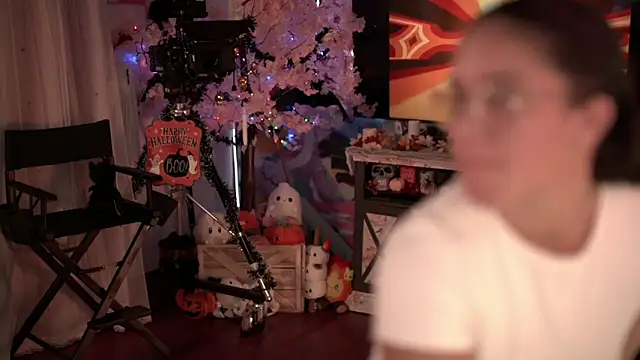 Nikki Torres online show from November 6, 2025, 1:50 am