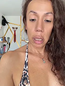 YOURSDEBORA online show from June 6, 2026, 7:40 pm