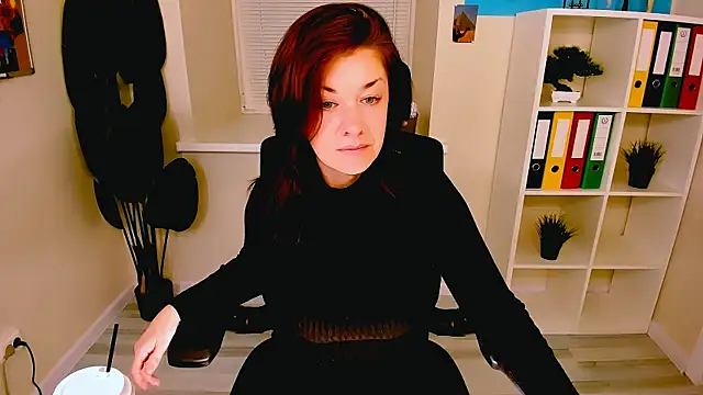 Snapshot of AnaMills chatting on November 10, 2025, 10:03 am AnaMills online show from November 10, 2025, 10:03 am