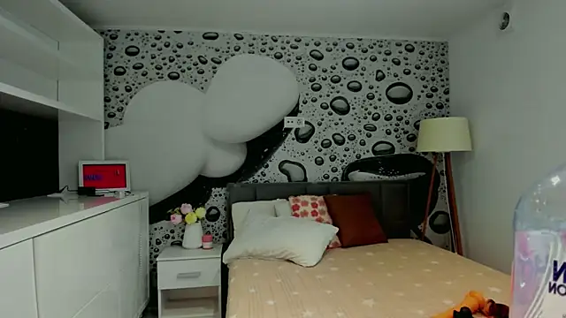 AlmaFancy online show from September 23, 2025, 4:59 am