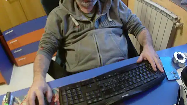 Snapshot of Tango128 chatting on October 24, 2025, 5:59 am Tango128 online show from October 24, 2025, 5:59 am