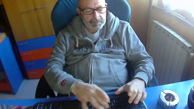 Snapshot of Tango128 chatting on October 28, 2025, 10:41 am Tango128 online show from October 28, 2025, 10:41 am