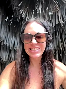 LilliThelo online show from December 15, 2025, 4:06 am