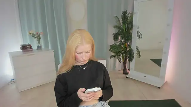 Laly Peach online show from June 16, 2026, 11:57 am
