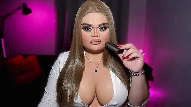 KarolinaThompson online show from April 7, 2026, 4:35 am