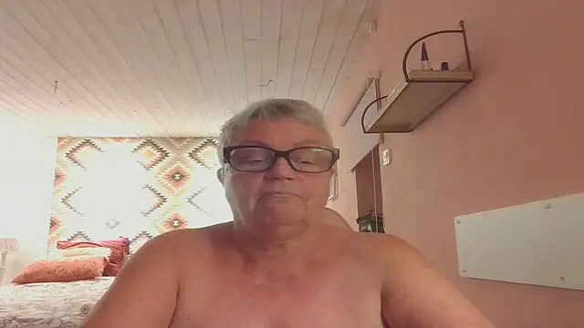 GrannyChrissy68 online show from November 25, 2025, 10:43 pm