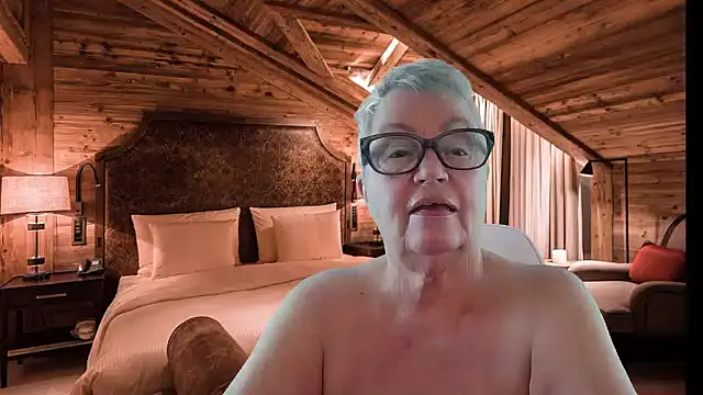 GrannyChrissy68 online show from December 14, 2025, 10:25 pm