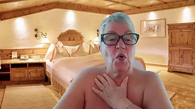 GrannyChrissy68 online show from December 16, 2025, 8:36 pm