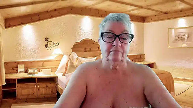 GrannyChrissy68 online show from December 19, 2025, 1:40 pm