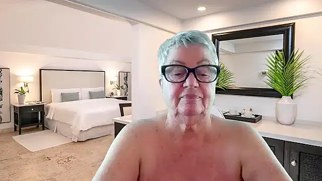 GrannyChrissy68 online show from December 22, 2025, 2:47 pm