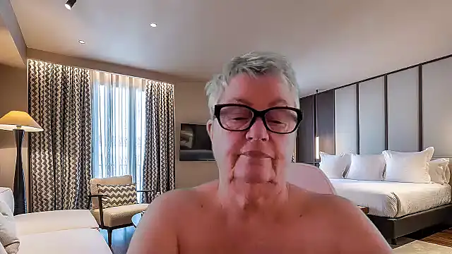 GrannyChrissy68 online show from January 6, 2026, 2:32 pm