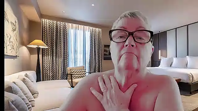 GrannyChrissy68 online show from January 9, 2026, 1:36 pm