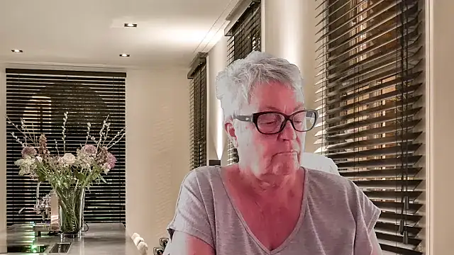 GrannyChrissy68 online show from February 3, 2026, 3:28 pm