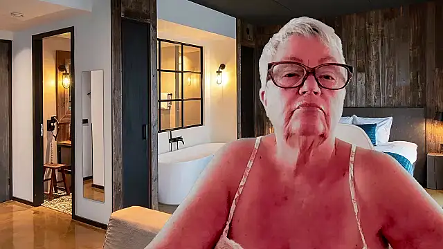 GrannyChrissy68 online show from February 5, 2026, 2:00 pm