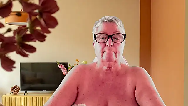 GrannyChrissy68 online show from February 24, 2026, 10:41 pm