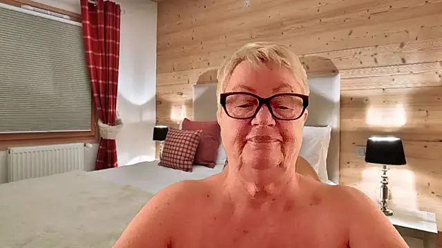 GrannyChrissy68 online show from March 31, 2026, 1:33 pm