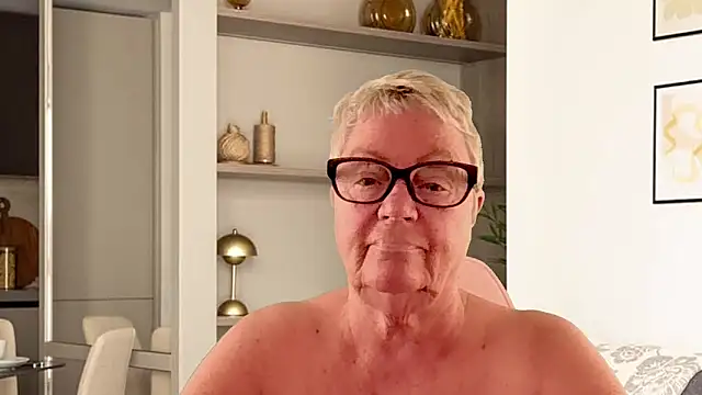 GrannyChrissy68 online show from April 11, 2026, 1:26 pm