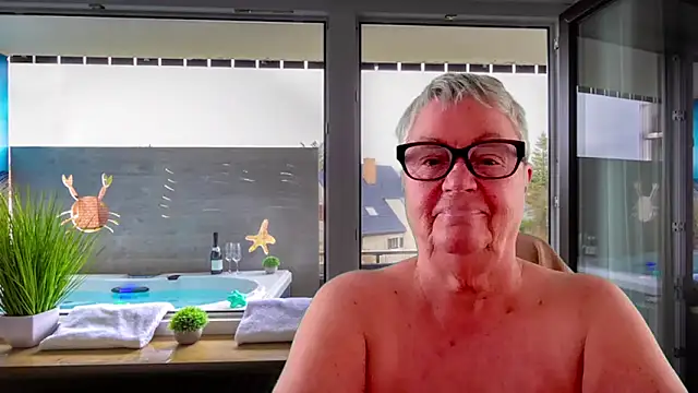 GrannyChrissy68 online show from May 16, 2026, 12:59 pm