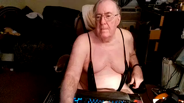 Snapshot of Toastir chatting on October 5, 2025, 8:40 pm Toastir online show from October 5, 2025, 8:40 pm