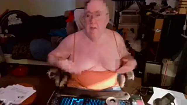 Snapshot of Toastir chatting on February 6, 2026, 10:24 pm Toastir online show from February 6, 2026, 10:24 pm