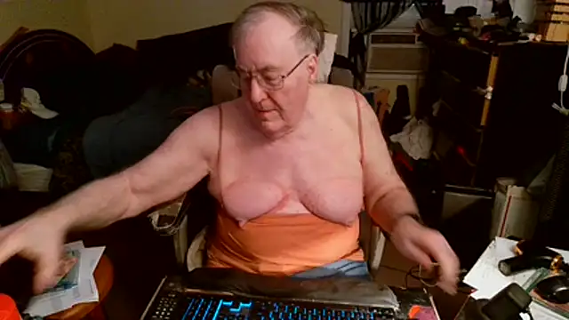 Snapshot of Toastir chatting on February 16, 2026, 9:44 pm Toastir online show from February 16, 2026, 9:44 pm