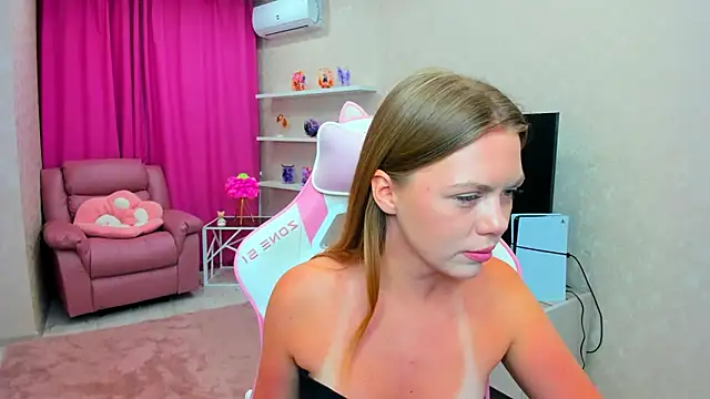 Strawberrye online show from February 3, 2026, 3:26 am