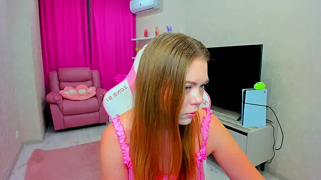 Snapshot of Strawberrye chatting on June 18, 2026, 3:18 am Strawberrye online show from June 18, 2026, 3:18 am