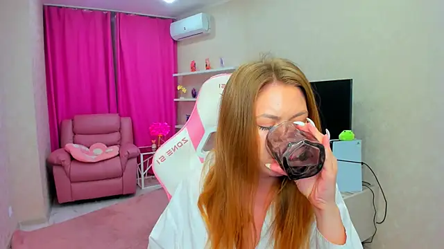 Snapshot of Strawberrye chatting on June 24, 2026, 3:27 am Strawberrye online show from June 24, 2026, 3:27 am