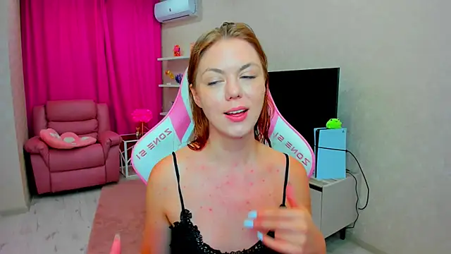 Snapshot of Strawberrye chatting on July 3, 2026, 4:30 am Strawberrye online show from July 3, 2026, 4:30 am