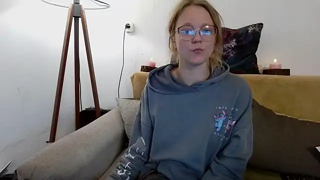 Snapshot of little-leni chatting on January 17, 2026, 9:18 pm little-leni online show from January 17, 2026, 9:18 pm