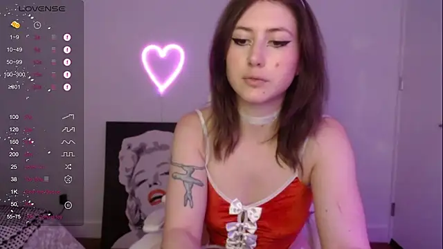 Snapshot of PlayfulApril chatting on December 17, 2024, 1:18 am PlayfulApril online show from December 17, 2024, 1:18 am