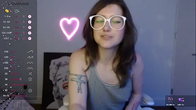 Snapshot of PlayfulApril chatting on December 17, 2024, 11:16 pm PlayfulApril online show from December 17, 2024, 11:16 pm