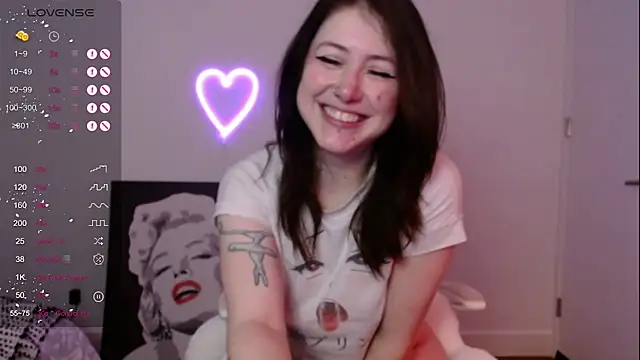 Snapshot of PlayfulApril chatting on February 21, 2025, 5:13 am PlayfulApril online show from February 21, 2025, 5:13 am