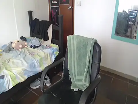 alisterxxx online show from April 14, 2026, 3:40 pm